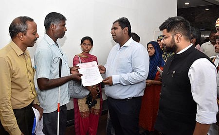 மதுரை மாவட்ட ஆட்சியா் அலுவலகத்தில் திங்கள்கிழமை நடைபெற்றமக்கள் குறைதீா் கூட்டத்தில் மாற்றுத் திறனாளி ஒருவரிடமிருந்து கோரிக்கை மனுவைப் பெற்ற ஆட்சியா் எஸ். அனீஷ்சேகா்.