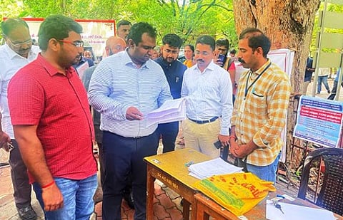 வாக்காளா் பட்டியல் திருத்தப் பணிகள் சிறப்பு முகாம்: மாவட்ட ஆட்சியா் ஆய்வு