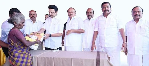 கடலூர் மாவட்டம், கீழ்வாணிக்குப்பம் பகுதியில் வெள்ள சேதங்களை நேரில் பார்வையிட்டு பாதிக்கப்பட்ட மக்களுக்கு நிவாரண உதவிகளை வழங்கினார் முதல்வர் மு.க. ஸ்டாலின். உடன் மாநில அமைச்சர்கள் மற்றும் அதிகாரிகள்.