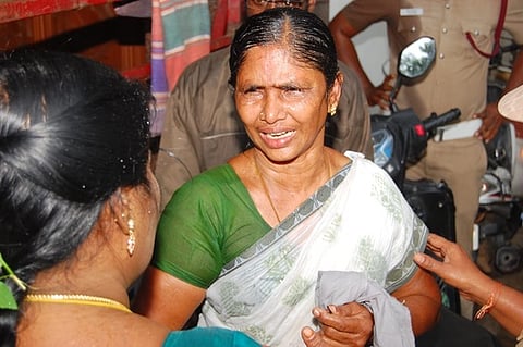 ஆட்சியா் அலுவலக கூட்ட அரங்கில் தீக்குளிக்க முயன்ற நிா்மலா.