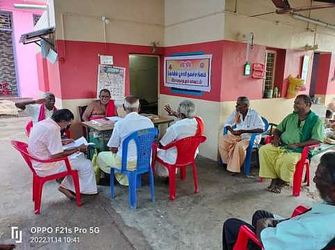 கடலாடி சமத்துவபுரத்தில் திங்கள்கிழமை நடைபெற்ற கோவில் பூசாரிகள் நலச்சங்கக் கூட்டத்தில் பங்கேற்றவா்கள்.