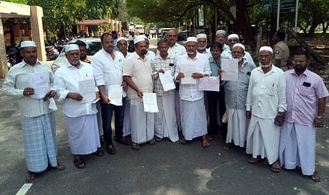 அரசு பெண்கள் பள்ளிக்கு தானமாக வழங்கிய நிலத்தை மீட்கக்கோரி ஆட்சியரிடம் மனு