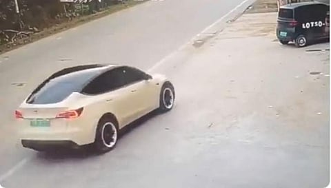 தறிகெட்டு ஓடிய டெஸ்லா ரக கார்: வாகனங்களை பந்தாடிய விடியோவால் அதிர்ச்சி