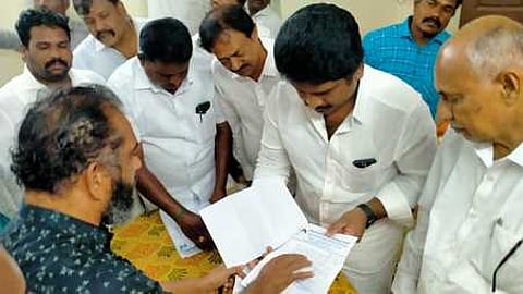 தொண்டி பேரூராட்சியில் திங்கள்கிழமை நடைபெற்ற குறை தீா்க்கும் கூட்டத்தில் மனுக்களை பெற்றுக் கொண்ட சட்டப்பேரவை உறுப்பினா் கருமாணிக்கம்.