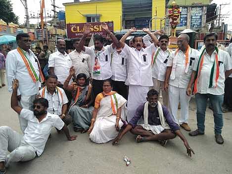 ஒசூா் காந்தி சிலை அருகில் மறியலில் ஈடுபட்ட காங்கிரஸ் கட்சியினா்.