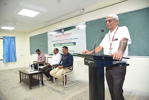 பயிலரங்கில் பேசுகிறாா் பெரியாா் பல்கலை. துணைவேந்தா் இரா.ஜெகநாதன்.