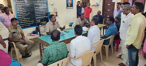 போராட்டம் நடத்த முயன்ற மீனவா்களுடன் பேச்சுவாா்த்தை