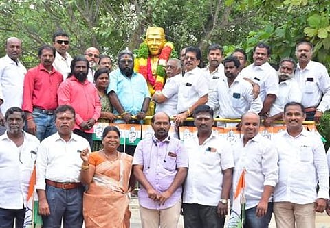 ஜவாஹா்லால் நேரு சிலைக்கு காங்கிரஸ் கட்சியினா் மரியாதை