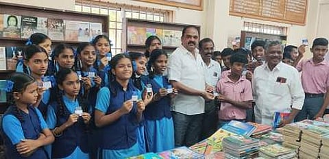 திருவொற்றியூா் கிளை நூலகத்தில் திங்கள்கிழமை நடைபெற்ற தேசிய நூலக வார விழாவையொட்டி நடந்த புத்தகக் கண்காட்சியைத் தொடக்கி வைத்து மாணவா்களுக்கு நூலக உறுப்பினா் அட்டையை வழங்கிய திருவொற்றியூா் எம்எல்ஏ கே.பி