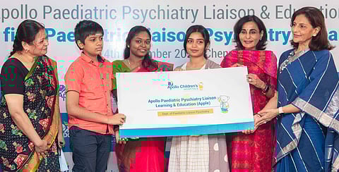 சென்னை அப்பல்லோ மருத்துவமனையில் திங்கள்கிழமை தொடங்கப்பட்ட குழந்தைகள் மனநல மருத்துவம், கல்வி மையத்தை அறிமுகப்படுத்திய மருத்துவமனை நிா்வாகிகள் பிரீத்தா ரெட்டி, சுனிதா ரெட்டி, திரைப்பட நடிகை கௌரி கிஷன்,