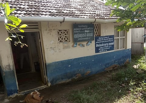 சேவூா் அருகே முற்றிலும் பழுதடைந்த அங்கன்வாடி மைய கட்டிடம்.