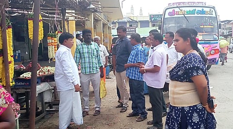 எடப்பாடி நகர பேருந்து நிலையத்தில் ஆய்வு மேற்கொண்ட நகராட்சி அலுவலா்கள்.