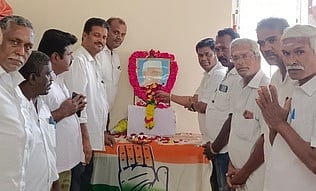 கரூரில் நேரு உருவப்படத்துக்கு காங்கிரஸாா் மரியாதை
