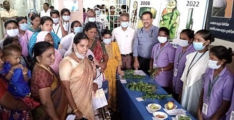 புதுக்கோட்டை டீம் மருத்துவமனையில் திங்கள்கிழமை நடைபெற்ற உணவுக் கண்காட்சியில் பேசிய மகளிா் நோய்கள் சிறப்பு மருத்துவா் அனிதா தனசேகரன். உடன், டீம் மருத்துவமனை நிா்வாக இயக்குநா் கே.ஹெச். சலீம் உள்ளிட்டோா்