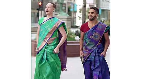 புடவை அணிந்து திருமண விழாவிற்கு சென்ற 2 ஆண்கள்! (விடியோ)