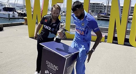 கீழே விழ இருந்த கோப்பையை கேட்ச் பிடித்த கேன் வில்லியம்சன்! (விடியோ)