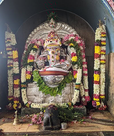 பழனி மலைக் கோயிலில் காா்த்திகை மாதம் தனூா் பூஜையை முன்னிட்டு வியாழக்கிழமை வெள்ளிக் கவச அலங்காரத்தில் அருள்பாலித்த ஆனந்த விநாயகா்.