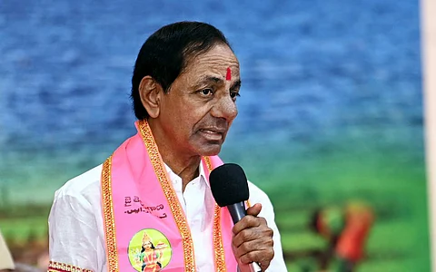 தெலங்கானா முதல்வரின் பாதங்களைத் தொடும் அரசு அதிகாரி!