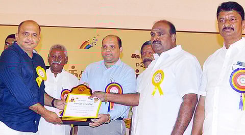 சிறந்த சங்கத்துக்கான பாராட்டுச் சான்றிதழை மாவட்ட ஆட்சியா் ஹெச்.கிருஷ்ணனுண்ணியிடம் இருந்து பெற்றுக் கொள்ளும் சங்கத் தலைவா் எஸ்.மகேஸ்வரன், செயலாளா் சக்திவேல் கனகரத்தினம்.