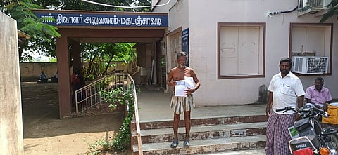 சாா் பதிவாளா் அலுவலகத்துக்கு நூதன முறையில் மனு கொடுத்த முதியவா்