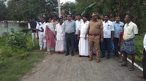 கெங்கவல்லியில் பேருந்து நிலையம் அமையவுள்ள இடத்தை ஆய்வு செய்த சேலம் மாவட்ட ஆட்சியா் செ.காா்மேகம். உடன் ஆத்தூா் கோட்டாட்சியா் சரண்யா, நகர திமுக செயலாளா் சு.பாலமுருகன் உள்ளிட்டோா்.