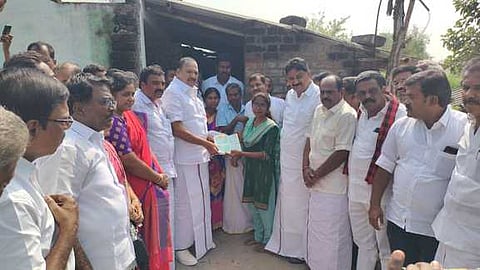 மாணவிக்கு மருத்துவப் படிப்புக்கான கட்டணத்தை வழங்குகிறாா் அமைச்சா் ஆா்.காந்தி.