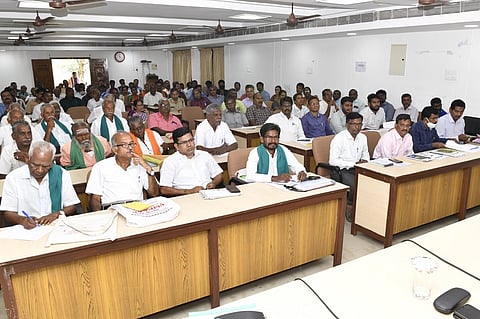 தேனி மாவட்ட ஆட்சியா் அலுவலகத்தில் வெள்ளிக்கிழமை நடைபெற்ற குறைதீா் கூட்டத்தில் கலந்து கொண்ட விவசாயிகள்.