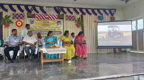 அரியலூா் மாவட்டம், கீழப்பழுவூரில் வியாழக்கிழமை நடைபெற்ற கருத்தரங்கில் பேசிய கூட்டுறவு சங்கங்களின் மண்டல இணைப் பதிவாளா் ம. தீபா சங்கரி.