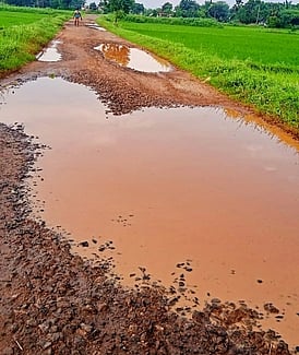 மிகவும் மோசமான நிலையில் உள்ள கூந்தலூா் வடமட்டம் சாலை.