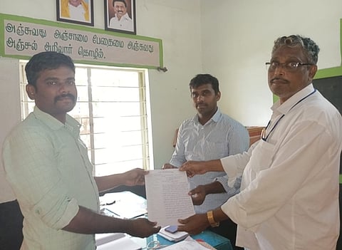 அரவக்குறிச்சி வட்டார கல்வி அலுவலா்கள் பாண்டித்துரை மற்றும் சதீஷ்குமாரிடம் வியாழக்கிழமை கோரிக்கை மனு வழங்கிய அரசுப் பள்ளி தலைமை ஆசிரியா் சாகுல்ஹமீது.