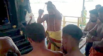 விரதத்தை தொடங்கும் விதமாக மாலை அணிந்து கொள்ளும் ஐயப்ப பக்தா்கள்.