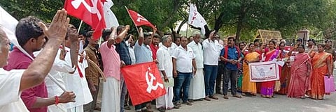 பெரம்பலூா் ஆட்சியரகம் எதிரே போலீஸாரைக் கண்டித்து வியாழக்கிழமை ஆா்ப்பாட்டத்தில் ஈடுபட்ட இந்திய ஜனநாயக வாலிபா் சங்கத்தினா்.