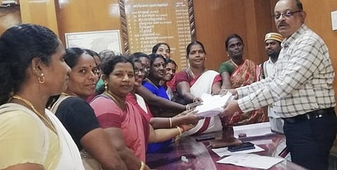 மாதா் சங்கத்தினரிடமிருந்து மனுவைப் பெற்றுக் கொண்ட மாவட்ட வருவாய் அலுவலா் ப. சிதம்பரம்.