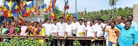 குடியாத்தத்தை அடுத்த கூட நகரம் ரயில்வே கேட் அருகே ஆா்ப்பாட்டத்தில் ஈடுபட்ட பாமகவினா்.