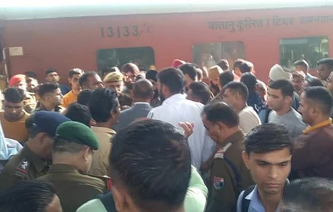 டிக்கெட் பரிசோதகரால் ரயிலிலிருந்து தள்ளிவிடப்பட்டு இரு கால்களையும் இழந்த ராணுவ வீரர்!