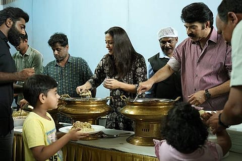படக்குழுவினருக்கு உணவு பரிமாறிய ஜோதிகா- மம்மூட்டி!