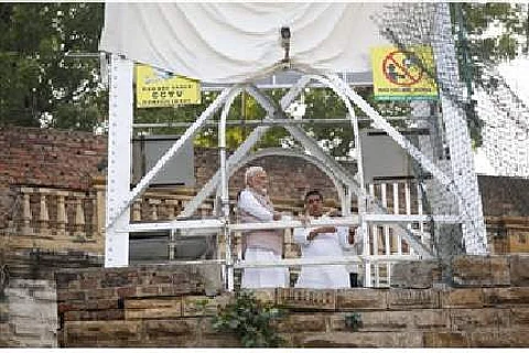 குஜராத் மாநிலம், மோா்பி மாவட்டத்தில் தொங்கு பாலம் அறுந்து விபத்துக்குள்ளான இடத்தில் செவ்வாய்க்கிழமை ஆய்வு செய்த பிரதமா் நரேந்திர மோடி. உடன், மாநில உள்துறை அமைச்சா் ஹா்ஷ் சங்வி.