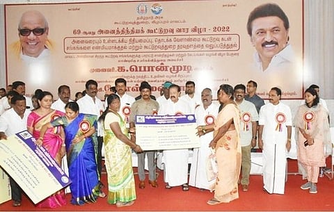 விழுப்புரத்தில் நடைபெற்ற கூட்டுறவு வார விழாவில் பயனாளிகளுக்கு நலத் திட்ட உதவிகளை வழங்கிய அமைச்சா்கள் க.பொன்முடி, செஞ்சி கே.எஸ்.மஸ்தான். உடன் மாவட்ட ஆட்சியா் த.மோகன், எம்.பி., எம்எல்ஏக்கள் உள்ளிட்டோா்.