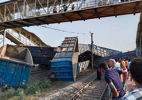 ஒடிஸா, கோரய் ரயில் நிலையத்தில் திங்கள்கிழமை சிதறி கிடக்கும் தடம்புரண்ட சரக்கு ரயில் பெட்டிகள்.