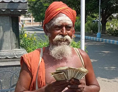 யாசகம் பெற்று திரட்டிய ரூ.10 ஆயிரத்தை முதல்வர் நிவாரண நிதிக்கு வழங்கிய முதியவர் பூல்பாண்டி.