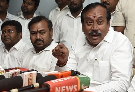 சேலம், செய்தியாளா் சந்திப்பில் பேசுகிறாா் பாஜக முன்னாள் தேசிய செயலாளா் எச்.ராஜா.