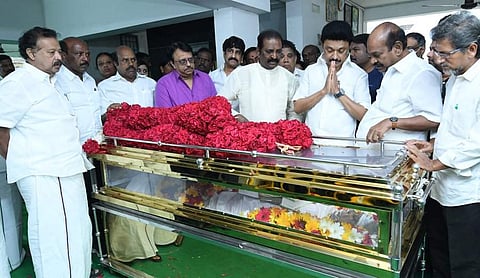 தஞ்சைத் தமிழ்ப் பல்கலைக்கழகத்தின் முன்னாள் துணைவேந்தரும் தமிழறிஞருமான அவ்வை நடராசன் அவர்கள் உடலுக்கு மலர்மாலை வைத்து அஞ்சலி செலுத்தினார் முதல்வர் ஸ்டாலின்.