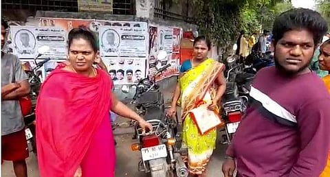 கர்ப்பிணியை 1 மணி நேரம் சாலையில் நிற்க வைத்த போக்குவரத்து உதவி ஆய்வாளர்!