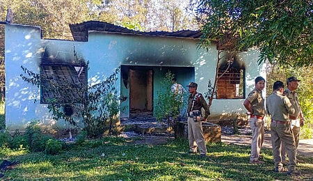 அஸ்ஸாம், மேற்கு கா்பி ஆங்லாங் மாவட்டத்தில் வன்முறை கும்பலால் தீயிட்டு கொளுத்தப்பட்ட வனத்துறை அலுவலகம்.