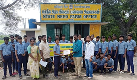 பயிற்சி முடித்த மாணவா்களுக்கு சான்றிதழ் வழங்குகிறாா் பவானி அரசு விதைப் பண்ணை உதவி இயக்குநா் சத்யராஜ்.