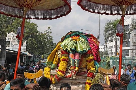 திருச்சானூா் கோயில் 6-ஆம் நாள் பிரம்மோற்சவம்: சா்வபூபால வாகனத்தில் அருள்பாலித்த பத்மாவதி தாயாா்