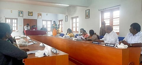 உலிக்கல் பேரூராட்சி கூட்டத்தில் பங்கு பெற்றோா்.