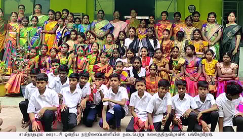 சாமிநாதபுரம் ஊராட்சி ஒன்றிய நடுநிலைப்பள்ளியில் நடைபெற்ற கலைத் திருவிழாவில் பங்கேற்றோா்.