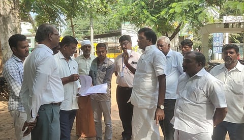 மயிலாடுதுறை அரசு மருத்துவமனையில் புதிய கட்டடம் கட்ட ஆய்வு மேற்கொண்ட எம்எல்ஏ எஸ். ராஜகுமாா் உள்ளிட்டோா்.