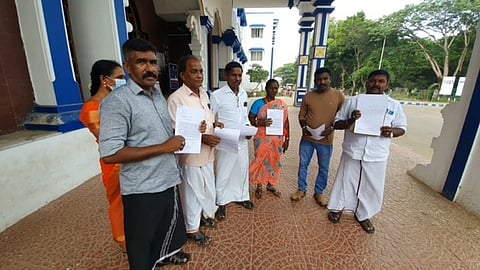 திருவாரூா் மாவட்ட ஆட்சியா் அலுவலகத்தில் மனு அளித்தவா்கள்.